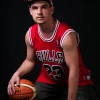 chico baloncesto rojo